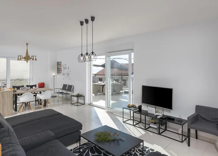 3 Bedroom In بيت للعطل *